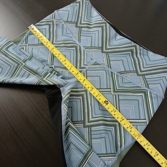 Victoria Sport VSX Knockout Capri Leggings M geometric color block activewear - Picture 8 of 12